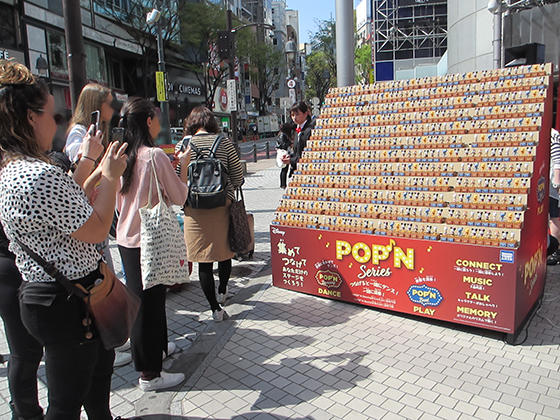 POP'Nシリーズ発売記念イベントを撮影する人たち